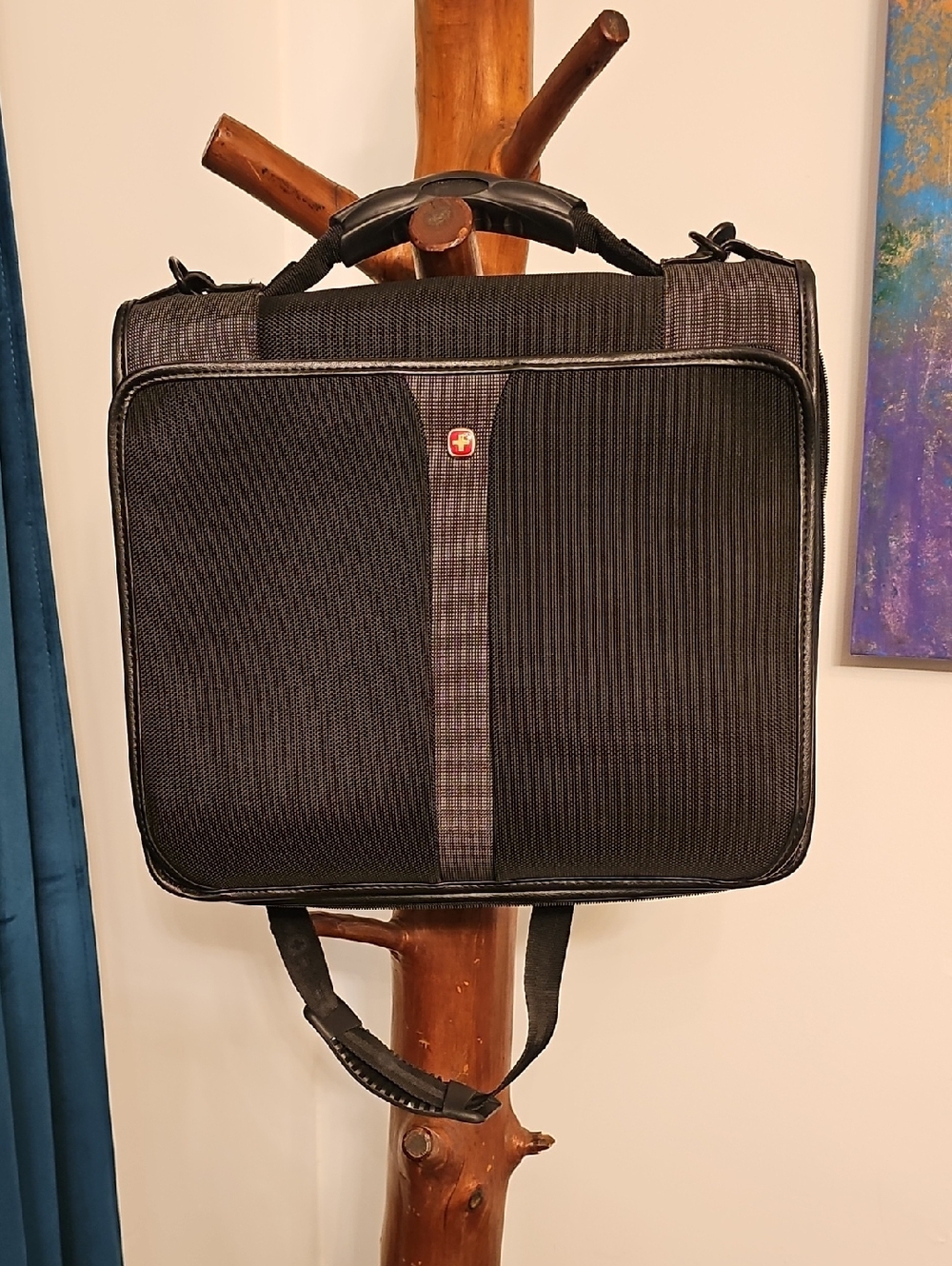 SwissGear Black Textured Small Laptop Briefcase with Subtle Gray Trim